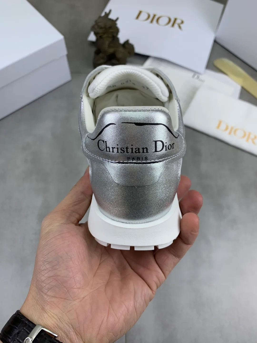 Men's men's shoes P560 new Dior Tech sneakers 2026 early spring series new products, with fashionable details, highlighting retro aesthetics. The light beige anti-suede cow leather upper is spliced ​​with apricot transparent mesh fabric on the side. The upper window edge is adhered with high-frequency flat ironing and back-pressure. It replicates the original craftsmanship, making it beautiful and comfortable without falling off. The interior is made of sheep lining of the same color and is soft and comfortable. The heel and tongue are embellished with the Paris logo. The textured TPU soles with the same color logo. The high-end version is exquisitely packaged with an airplane box, adding to the high-end style. Color: 4️⃣colors available Size: Female 35-41 Male 39-46